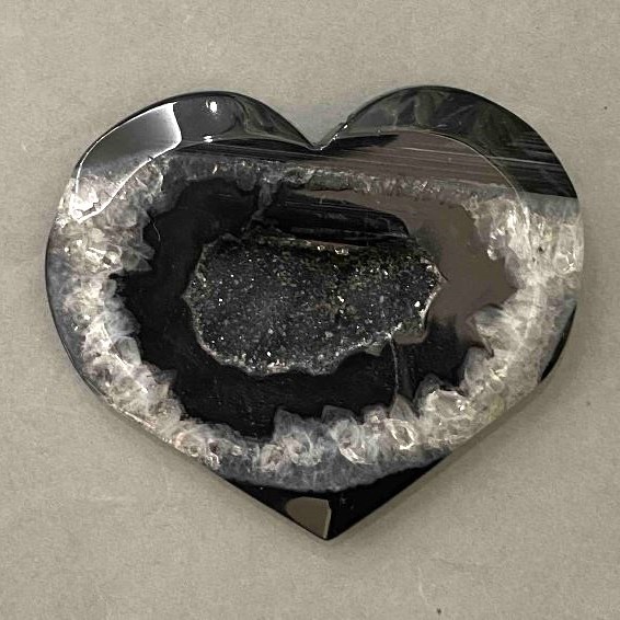 Heart-shaped Agate Geode Souvenir 74×62 mm ± weight 127 g