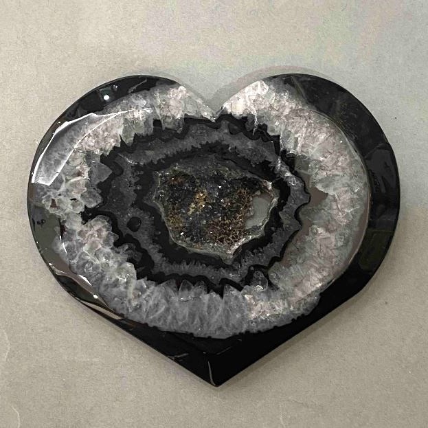 Heart-shaped agate souvenir with geode 71×84 mm ± weight 148 g