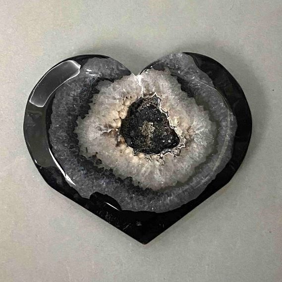 Agate heart souvenir with geode 52×64 mm ± weight 87 grams