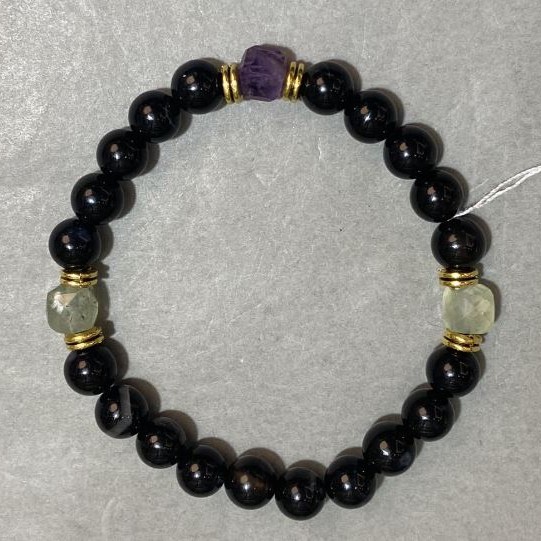 Bracelet Agate smooth bead 8mm+- Prehnite faceted cube 7x7mm+- length 18cm +- stretch