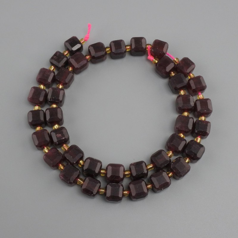 Garnet beads faceted cube, diameter 8x8 mm +- seed beads 3 mm +-, length 37 cm +-
