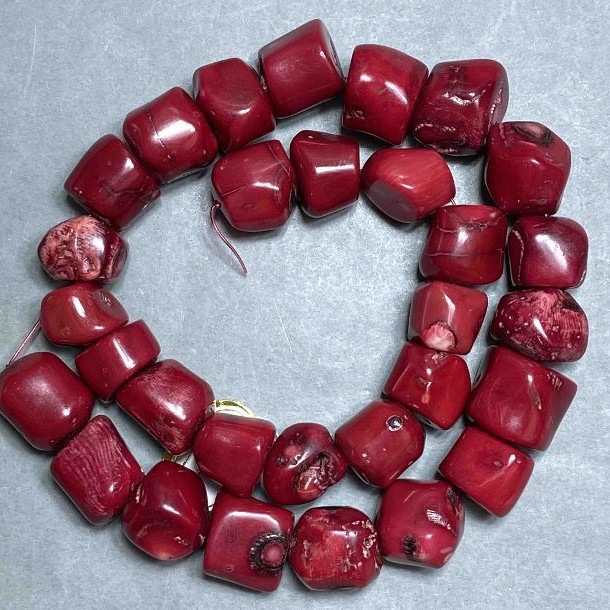 Coral beads on a thread, natural Coral, faceted pieces, diameter 12-20×14-19 mm +/-, length 44 cm +/-, weight 185 g