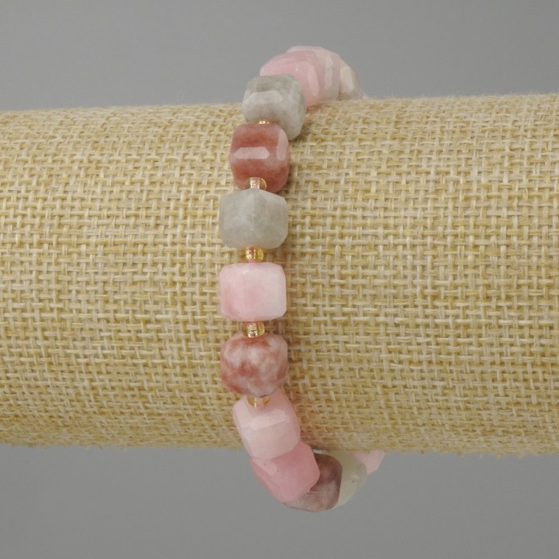 Jadeite bracelet faceted cube, diameter 8x8 mm± seed beads 3 mm+-, length 18 cm +- stretch