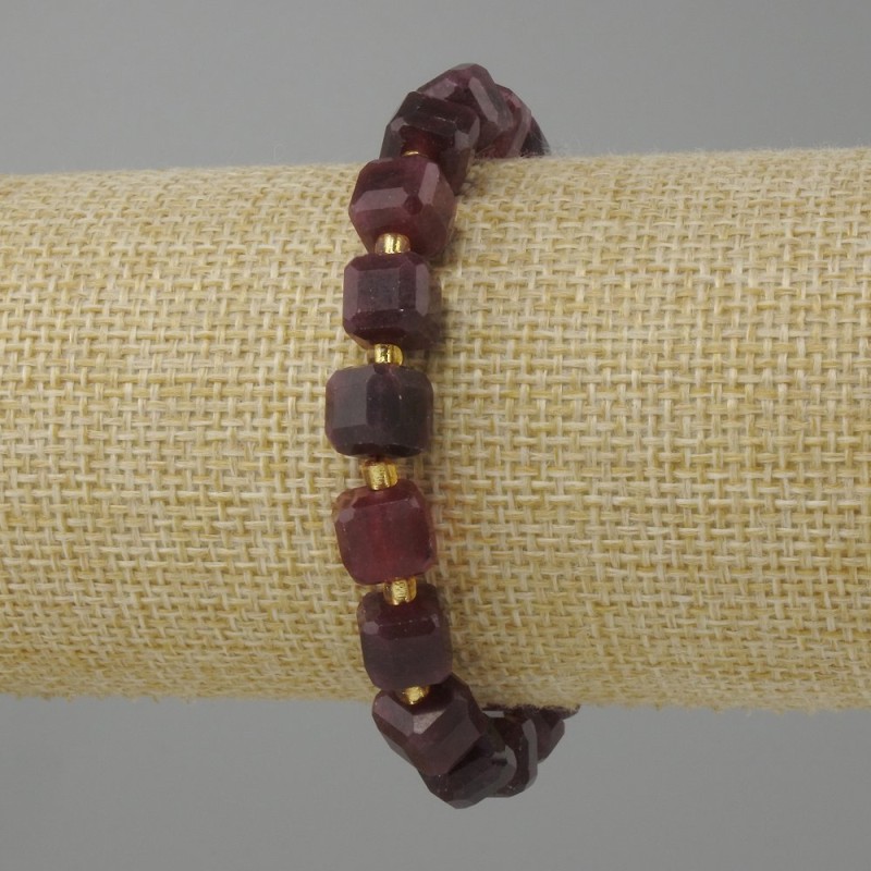 Garnet bracelet faceted cube, diameter 8x8mm ± beads 3mm ±, length 18cm ± stretch
