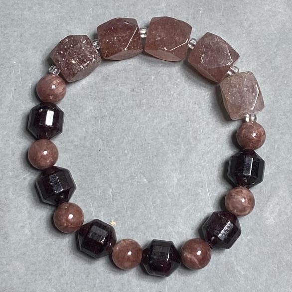 Bracelet Strawberry Quartz multifaceted beads, diameter 12x10mm+- ball 8mm+- Garnet multifaceted 11x10mm+-, length 18cm +- stretch