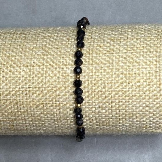 Agate bracelet, faceted round bead, diameter 4mm± Hematite bead 2mm±, length 18cm± stretch