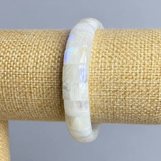 Adularia bracelet smooth link, diameter 12x8-9mm +/-, length 18cm +/- stretch