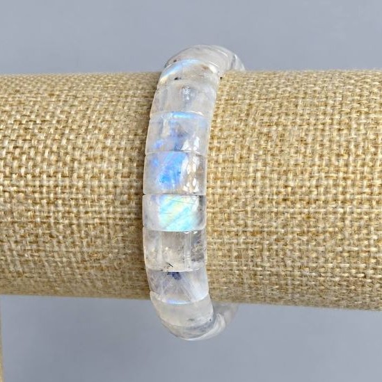 Adularia bracelet smooth links, diameter 12x8–9 mm +/-, length 18 cm +/- stretch
