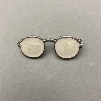 Glasses Brooch with Mother-of-Pearl Enamel, Silver Metal 15x40mm