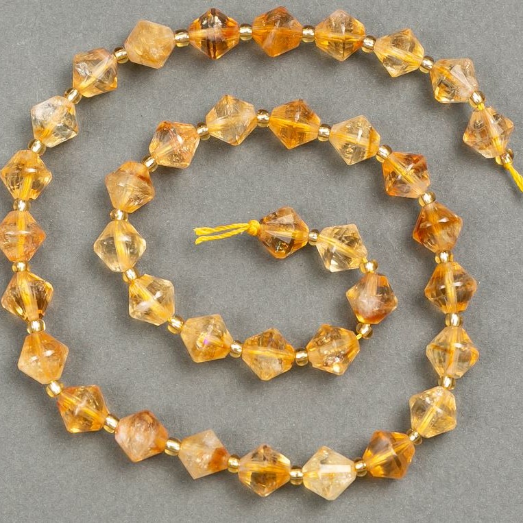 Beads on a thread of natural citrine, faceted diamond-shaped 9x8.5 mm, length 39 cm, (seed beads 3x3 mm)