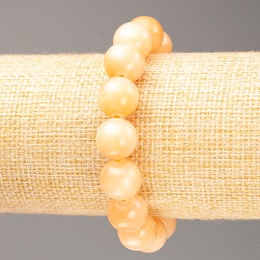Elastic bracelet with synthetic selenite beads