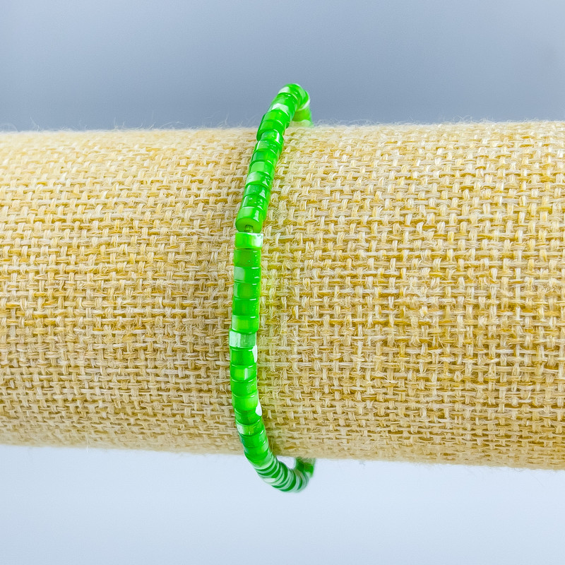 Bracelet with green-toned mother-of-pearl discs, 4x2 mm diameter, 18 cm length (stretch)