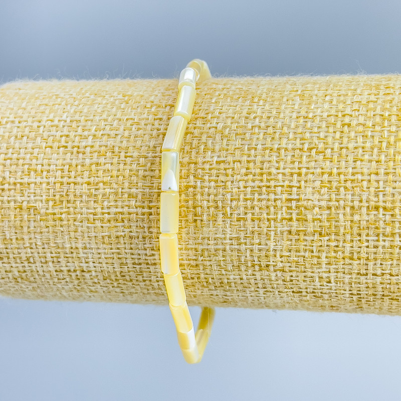 Bracelet with tinted yellow mother-of-pearl discs, diameter 4×2 mm, length 18 cm (stretch)