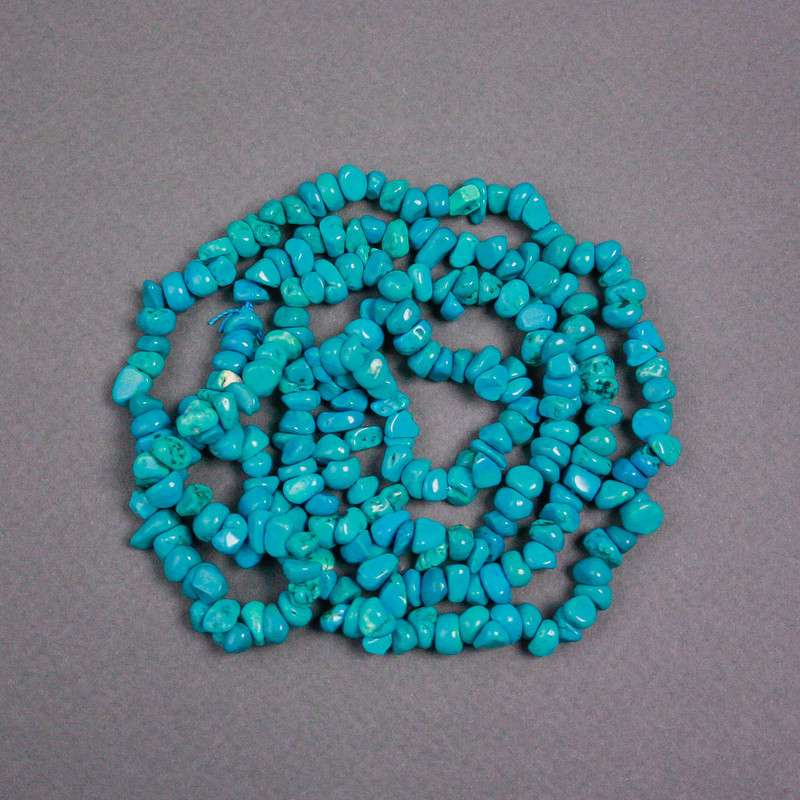 Turquoise beads on a string (artificial) light blue crystal chips, diameter 7x6x4mm +/-, length 78 cm +/-