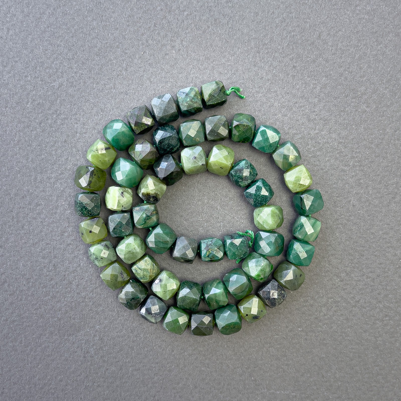 Assorted beads of natural stone, faceted cube, diameter 7.5×7.5 mm, length 39 cm on thread