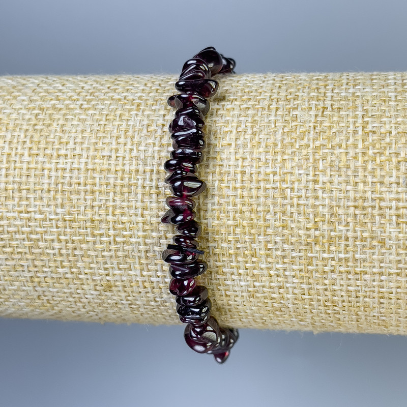 Garnet chip bracelet, diameter 6x3 mm +- , length 18 cm +- stretch