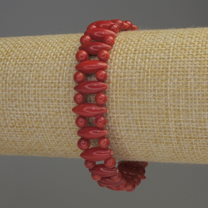 Coral bracelet on a double thread, rice beads 13×5 mm, with 4 mm smooth beads, length 18 cm (stretch)