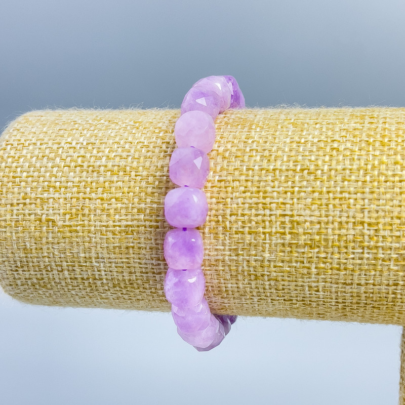 Bracelet with natural kunzite, faceted cube beads, 9×9 mm, length 18 cm (stretch)