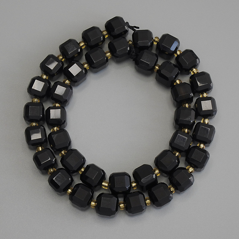 Turmaline beads faceted cube 8.5x8.5 mm+- with 3 mm+- seed beads on a string, length 37 cm+-