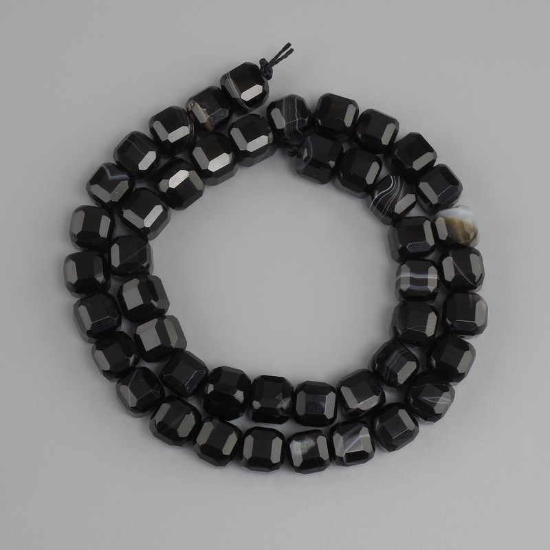 Agate faceted cube beads, diameter 8x8 mm +/-, strand length 37 cm +/-