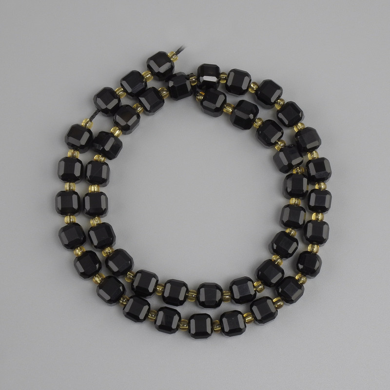 Turmaline beads faceted cube, diameter 7x7 mm ± seed beads 3 mm ±, length 38 cm ± on a thread