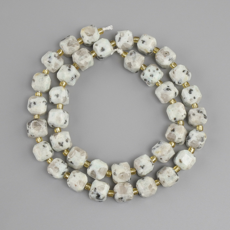 Kiwi Jasper Faceted Cube Beads, diameter 8x8mm+- seed beads 3mm+-, length 39cm+- on a string
