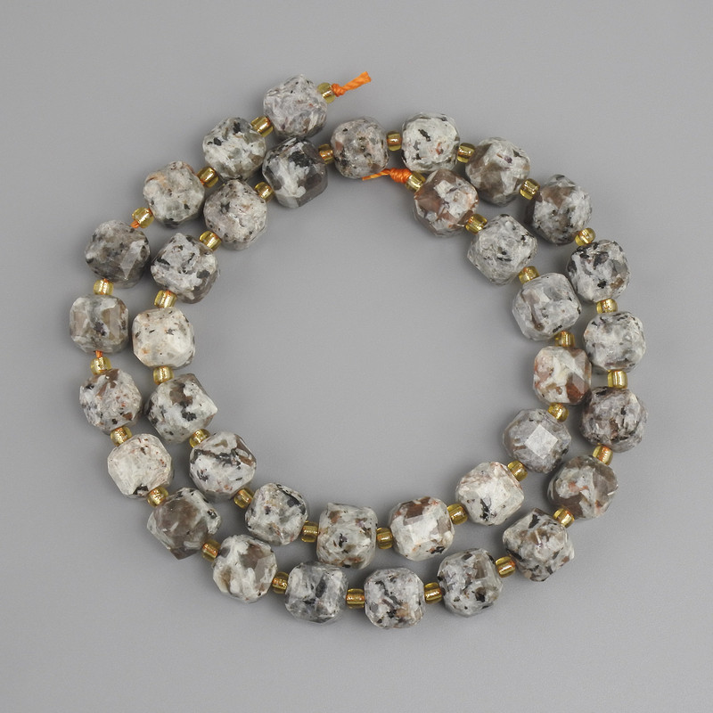 Ioperlite beads faceted cube, diameter 8x8 mm ±, bead size 3 mm ±, length 38 cm ± on a thread