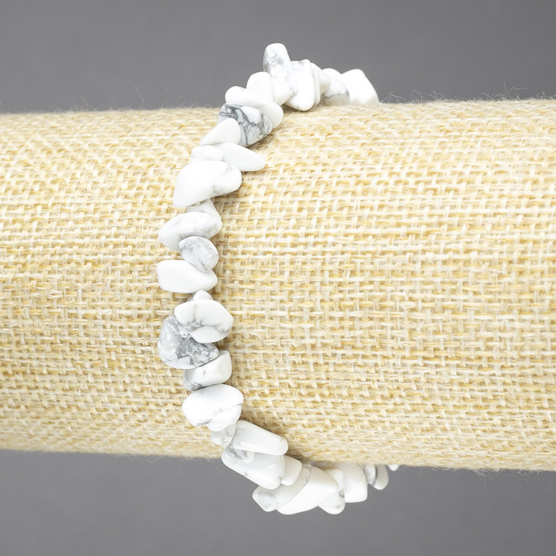 Elastic bracelet with natural howlite chips, 6-8 mm diameter+
