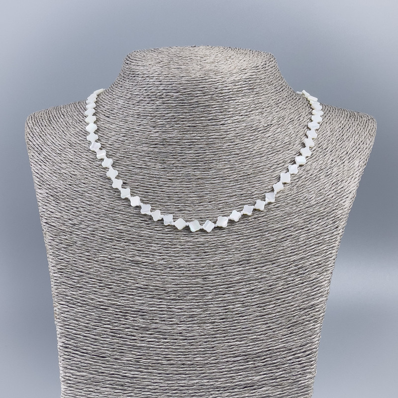 Necklace of natural white mother-of-pearl in a clover shape, bead diameter 6x5x2 mm, length 50 cm