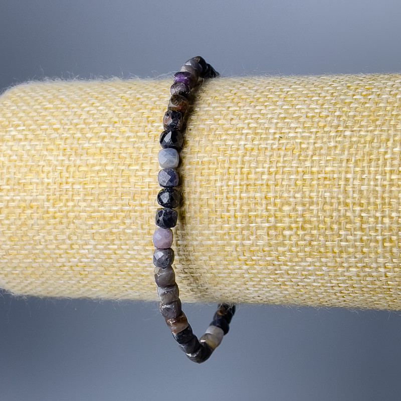 Sapphire bracelet with natural gemstone, faceted cube, 4.5 mm diameter, length 18 cm (stretch)